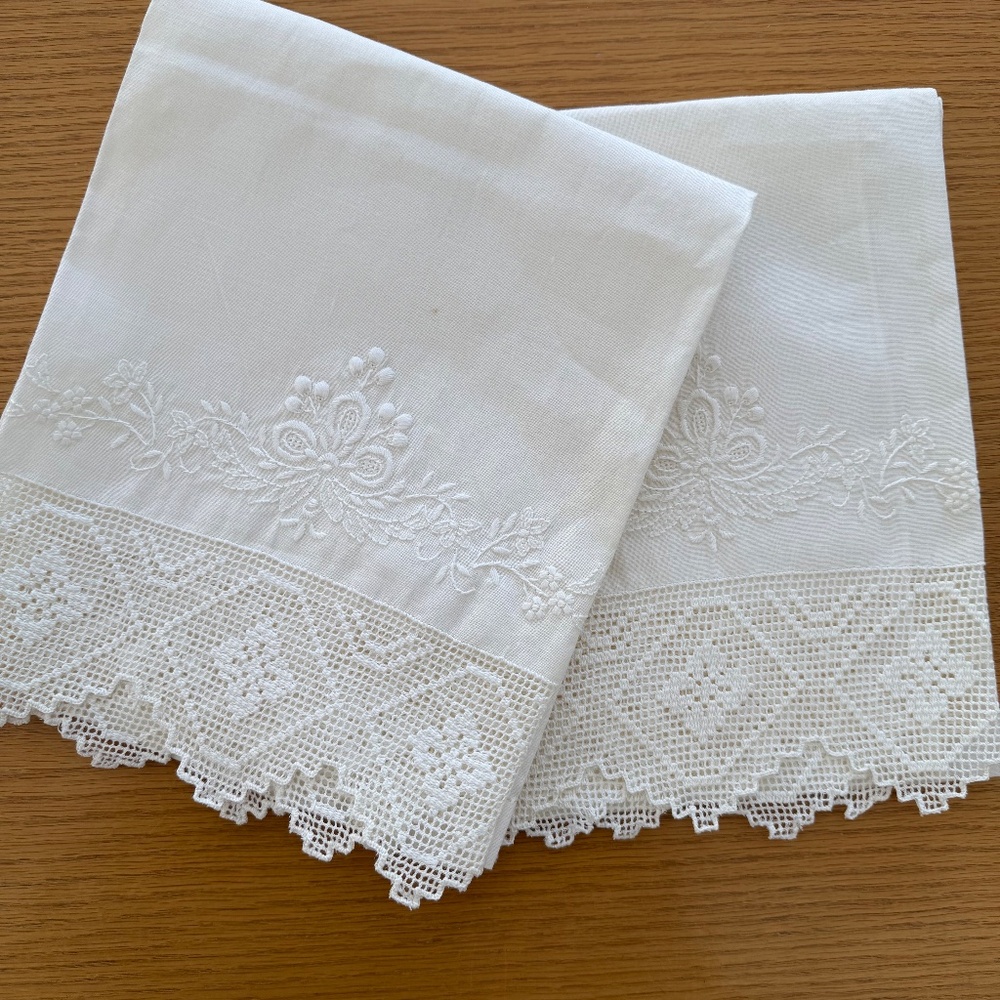 SET OF 2 LARGE EMBROIDERED TOWELS